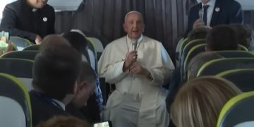 Papa Francisc, de vorbă cu jurnaliștii, la întoarcerea din  Lisabona