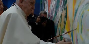 Papa Francisc a făcut ultimele retuşuri pe o pictură murală de 3 km lungime care inspiră unitatea tinerilor