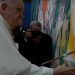 Papa Francisc a făcut ultimele retuşuri pe o pictură murală de 3 km lungime care inspiră unitatea tinerilor