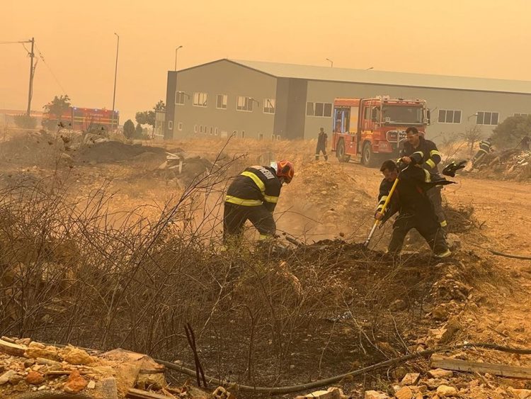 Pompierii români au ajuns în Grecia şi intervin deja pentru stingerea unui incendiu în Alexandroupolis