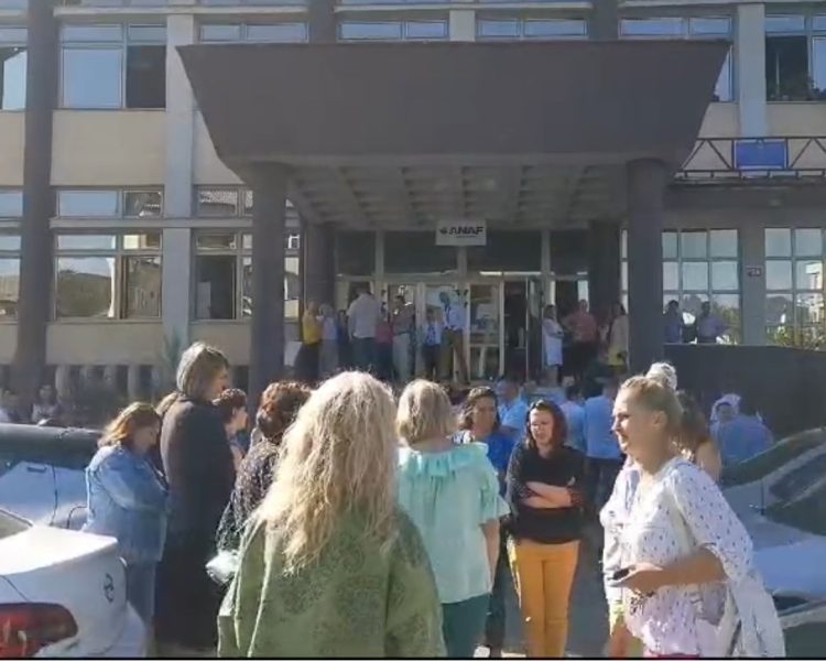 Finanţiştii din Maramureş şi din alte judeţe protestează. Pentru 22 august se anunţă întreruperea lucrului pentru două ore