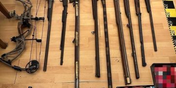 24 de puşti şi pistoale, descoperite în urma unei percheziţii domiciliare