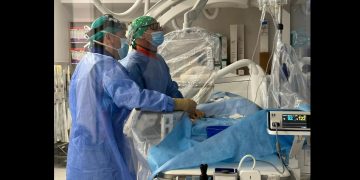 Un bebeluș de 10 zile, diagnosticat cu o malformație rară pe creier, a fost operat cu succes
