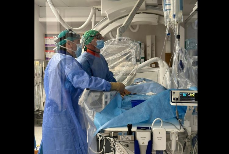 Un bebeluș de 10 zile, diagnosticat cu o malformație rară pe creier, a fost operat cu succes