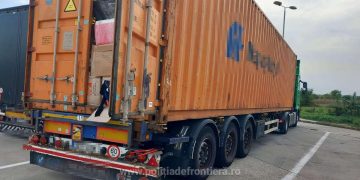 Automarfar încărcat cu peste 13 tone de îmbrăcăminte, încălțăminte și alimente provenite din Belgia, oprit la Petea