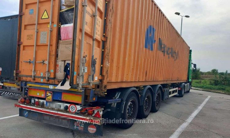 Automarfar încărcat cu peste 13 tone de îmbrăcăminte, încălțăminte și alimente provenite din Belgia, oprit la Petea