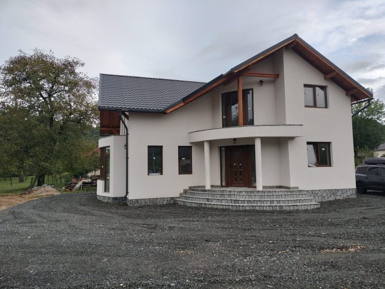 Duminică va fi sfinţită nouă casă parohială din Făureşti