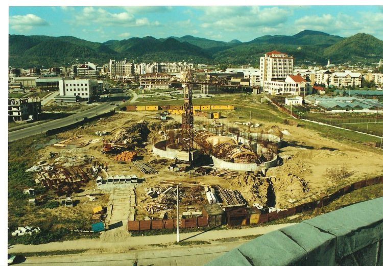 Se împlinesc 20 de ani de la târnosirea demisolului Catedralei Episcopale „Sfânta Treime” din Municipiul Baia Mare