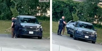 Polițist în uniformă, filmat când sărută o femeie și apoi se urcă alături de ea pe bancheta din spate a mașinii.