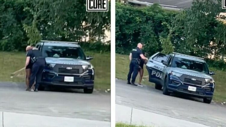 Polițist în uniformă, filmat când sărută o femeie și apoi se urcă alături de ea pe bancheta din spate a mașinii.