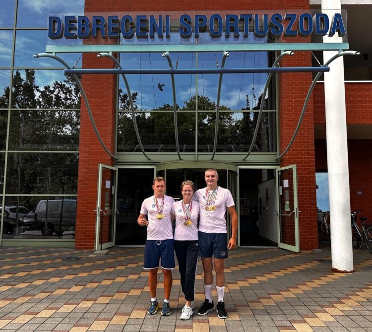 Înot Masters. Sportivii Clubului Gold Stars Baia Mare au adus acasă 15 medalii, dintre care opt de aur, de la Campionatul Internațional de la Debrecen