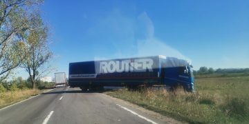 Accident de circulație pe centura din Baia Mare. Camion ieșit în decor. FOTO