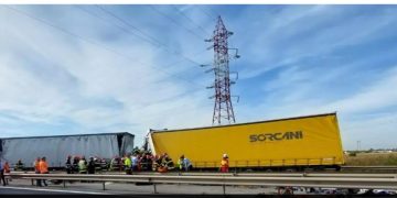 Carnagiu pe A1. Cinci muncitori au murit pe loc după ce microbuzul în care se aflau a fost strivit între două TIR-uri