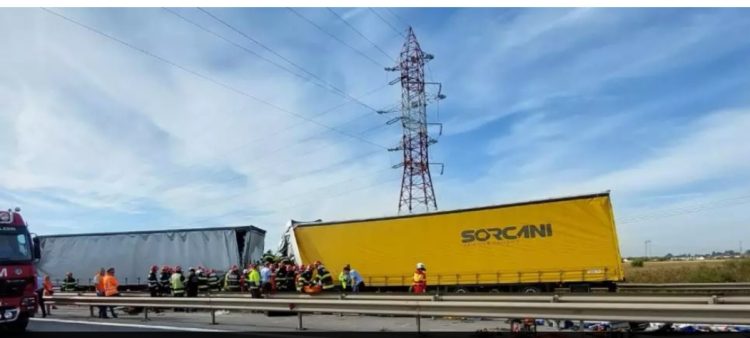 Carnagiu pe A1. Cinci muncitori au murit pe loc după ce microbuzul în care se aflau a fost strivit între două TIR-uri