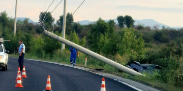 Accident la Satulung. A rupt un stâlp de beton!
