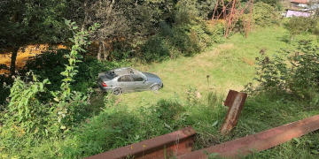 Accident spectaculos la Băiuț. Șoferul unui BMW a plonjat într-o râpă de vreo 10 metri