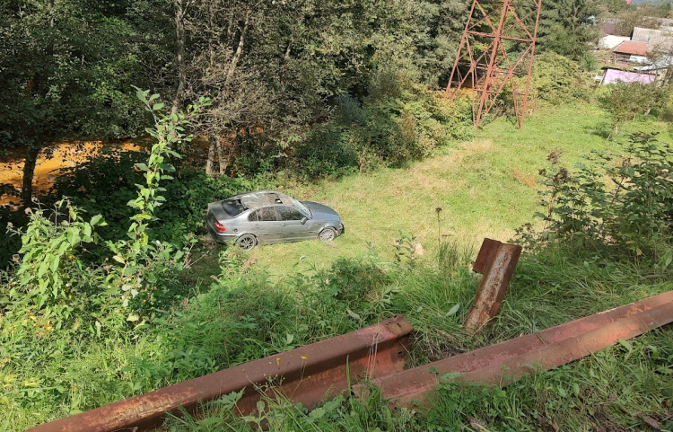 Accident spectaculos la Băiuț. Șoferul unui BMW a plonjat într-o râpă de vreo 10 metri