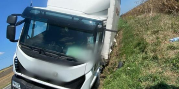 Accident pe DN 1C. Un autocamion s-a răsturnat în Iclod