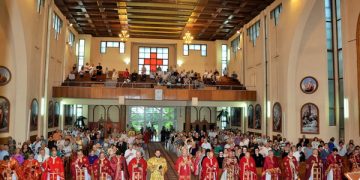 PS Vasile Bizău, la hramul Parohiei „Sfânta Cruce” din Baia Mare: „Se cuvine să aducem mulțumire Bunului Dumnezeu că a rânduit să fim astăzi împreună, să ne unim în rugăciune”