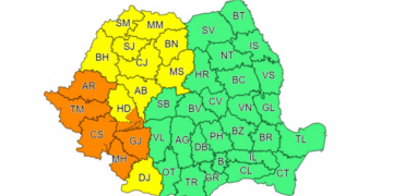 Aproape jumătate de țară, sub cod portocaliu și galben de vijelii, grindină și ploi torențiale
