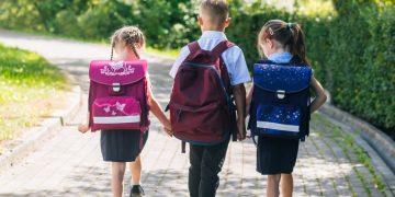 Peste 2,7 milioane de elevi încep azi cursurile. Tot ce trebuie să știi despre anul școlar 2023-2024