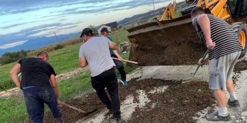 Din nevoie și drag pentru satul lor, mai mulți locuitori din Rogoz au ieșit la „Marea asfaltare”