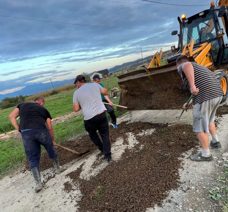 Din nevoie și drag pentru satul lor, mai mulți locuitori din Rogoz au ieșit la „Marea asfaltare”