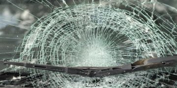 Scandal, agresiune şi maşină distrusă la o casă din sat Șugatag