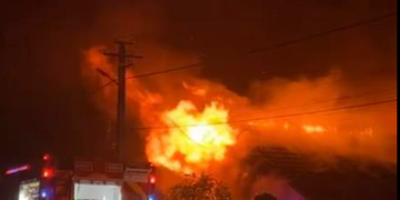 Incendiu puternic în satul Săsar. Un întreg cartier din Baia Mare a rămas fără curent. FOTO/VIDEO