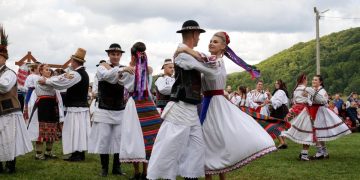 Joc în sat, la Muzeului Satului de pe Dealul Florilor