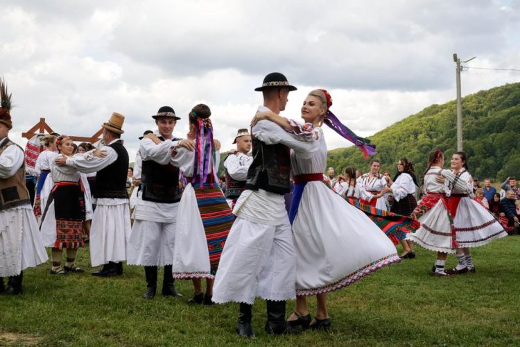 Joc în sat, la Muzeului Satului de pe Dealul Florilor