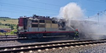 PERICOL: Locomotiva unui tren încărcat cu țiței a luat foc în județul Satu Mare