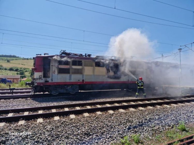 PERICOL: Locomotiva unui tren încărcat cu țiței a luat foc în județul Satu Mare