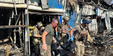 Explozia care a ucis 16 oameni într-o piață din Ucraina ar fi fost provocată de o rachetă rătăcită a Kievului