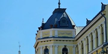 Drapelul de pe turla Primăriei Sf. Gheorghe arborat și apoi înlăturat de urgență