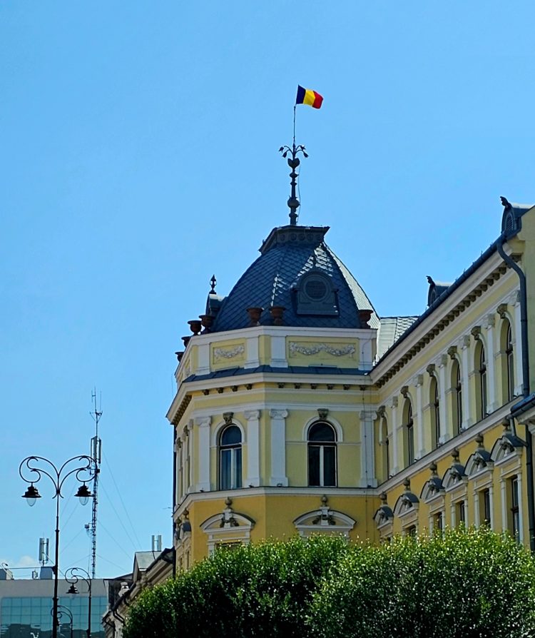Drapelul de pe turla Primăriei Sf. Gheorghe arborat și apoi înlăturat de urgență