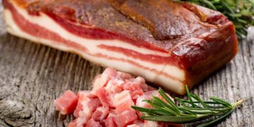 Focar de botulism după ce mai mulţi oameni au mâncat şuncă de porc