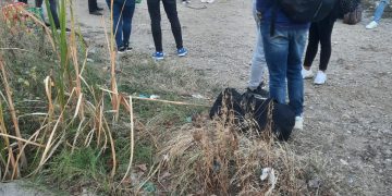 Se întâmplă în România. Zeci de călători și-au continuat drumul pe jos, pe calea ferată, după ce trenul lor s-a defectat