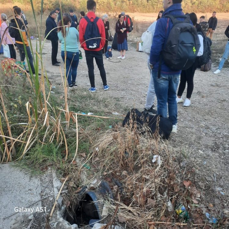 Se întâmplă în România. Zeci de călători și-au continuat drumul pe jos, pe calea ferată, după ce trenul lor s-a defectat