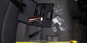 Droguri și o armă neletală descoperite în mașina unui tânăr la Bocicoiu Mare
