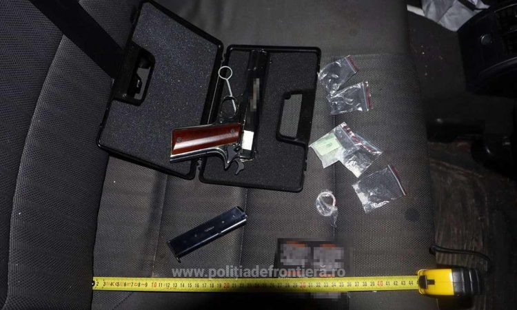 Droguri și o armă neletală descoperite în mașina unui tânăr la Bocicoiu Mare