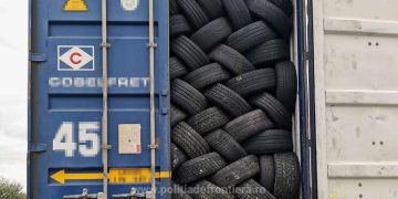 Aproape zece tone de cauciucuri uzate provenite din Germania, oprite la intrarea în țară