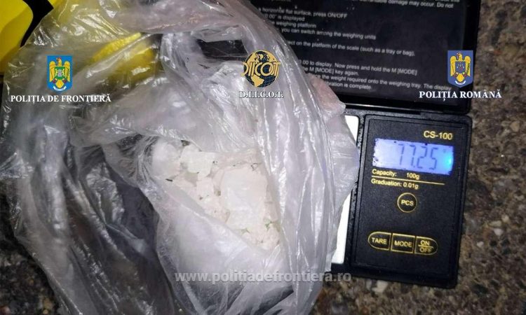 80 de grame de substanțe interzise descoperite de poliţiştii de frontieră într-o mașină