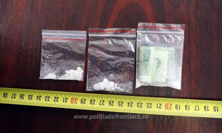 Trei tineri depistați cu substanțe interzise în Moisei. Au declarat că nu știu cum au ajuns pliculețele la ei în mașină