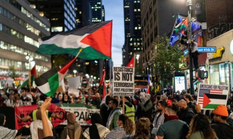 Mii de persoane au manifestat vineri în centrul New York-ului pentru a cere încetarea „colonizării israeliene”