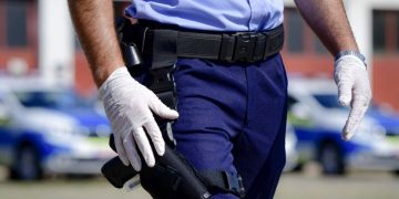 Siguranță și încredere! Un polițist a furat borseta unui șofer implicat într-un accident rutier!