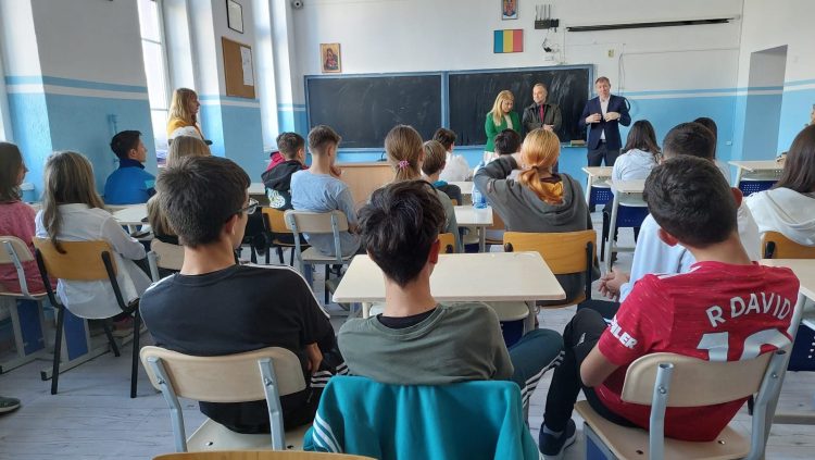 Să învățăm de la antreprenori: Diana Iluț, în vizită la școala în care a fost elevă