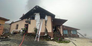 O casă din Răzoare, cuprinsă de flăcări. Au intervenit pompierii militari şi cei voluntari din Târgu Lăpuş – foto