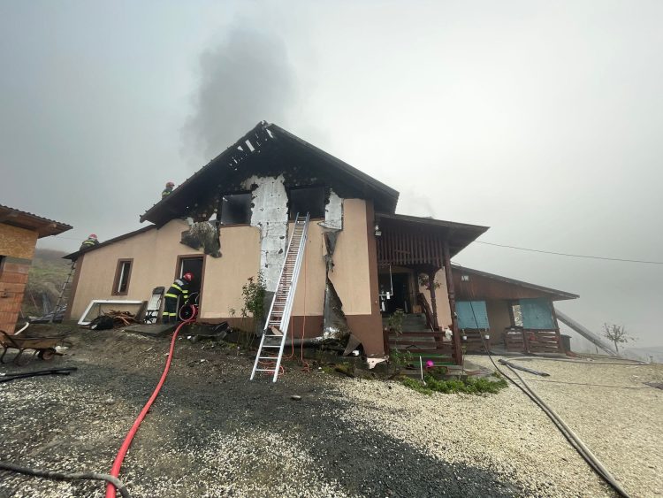 O casă din Răzoare, cuprinsă de flăcări. Au intervenit pompierii militari şi cei voluntari din Târgu Lăpuş – foto