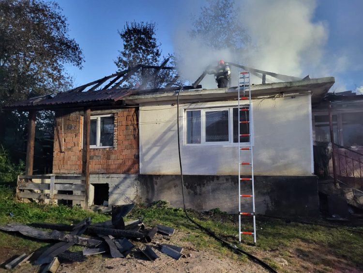 Să fim mai buni: Le-a ars casa și au nevoie de ajutorul nostru